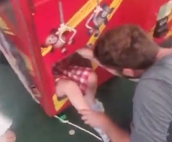 4歲女童爬進夾娃娃機裡結果卡住